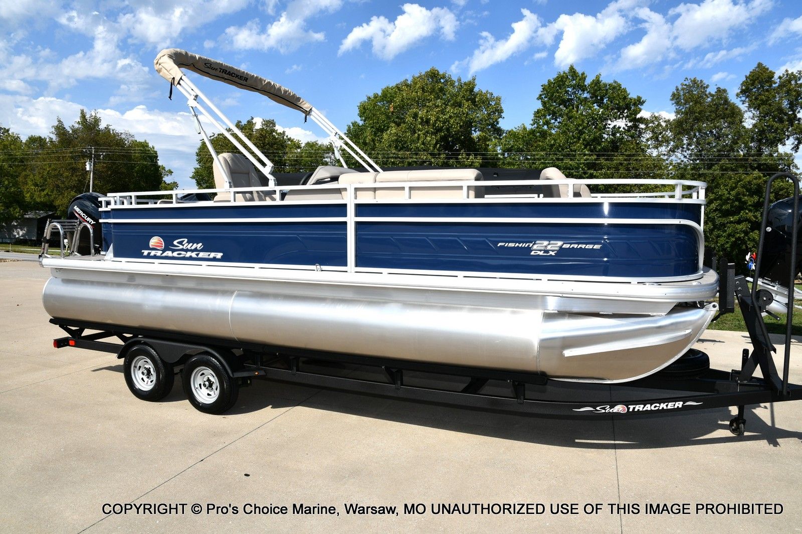 Sun Tracker FISHIN' BARGE 22 DLX w/150HP Mercury 4 Stroke