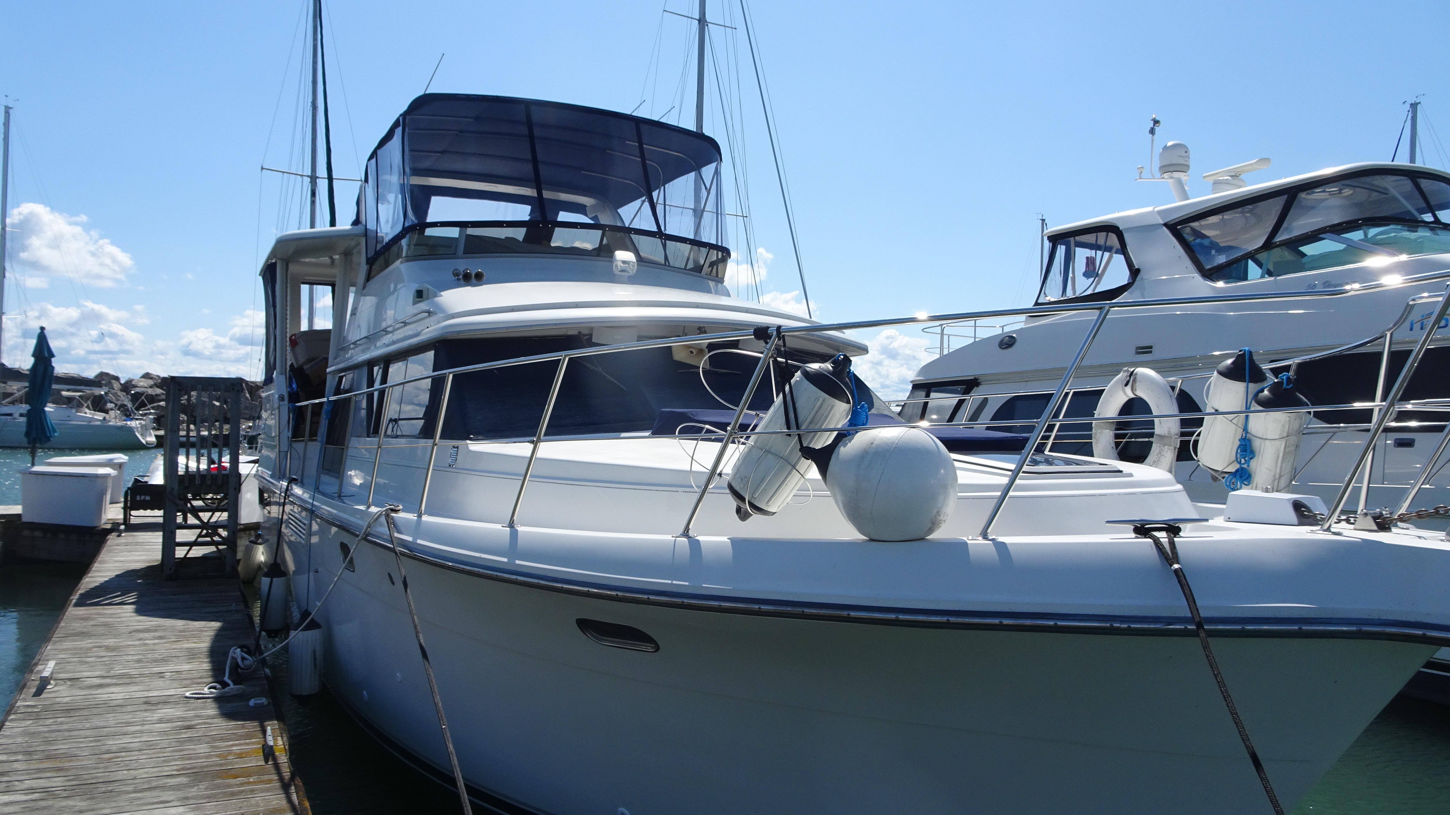1995 Carver 440 Aft Cabin Motor Yacht