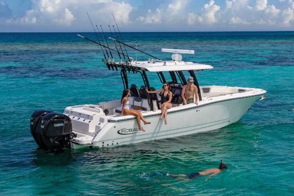 2025 Robalo R300 Center Console
