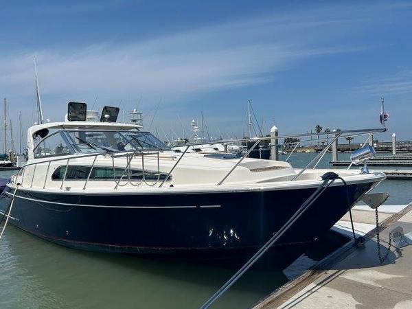 Chris-Craft Roamer 40 2007 Chris-Craft Roamer 40 yacht docked at marina under clear blue sky.