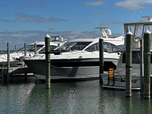 Sea Ray Sundancer 520 2019 Sea Ray Sundancer 520 yacht docked at a marina.