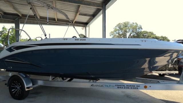 2025 Hurricane SunDeck Sport 205 OB