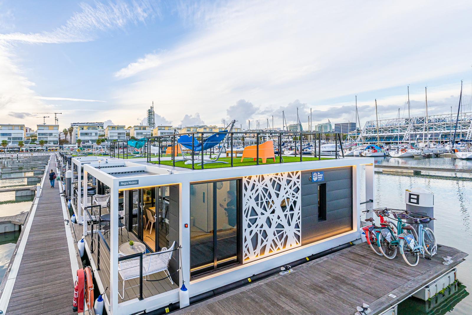 2025 La Mare Houseboat Modern 10