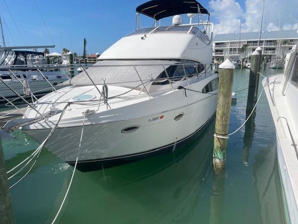 Carver 38 Super Sport 2005 Carver 33 Super Sport yacht docked in marina, clear sky background.