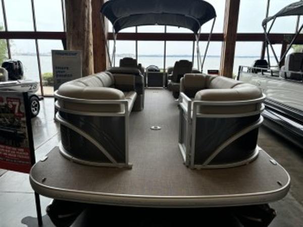 Sun Tracker Party Barge 24 DLX 2024 Sun Tracker Party Barge 24 DLX pontoon boat in showroom display.