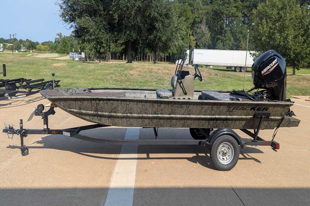 2026 Tracker Grizzly 1860 CC