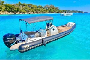 Nuova Jolly Prince 25 2016 Nuova Jolly Prince 25 boat on clear blue water near a lush coastline.
