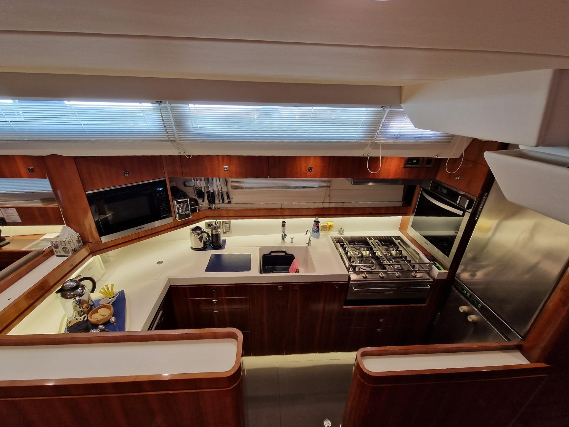 2014 Amel 64