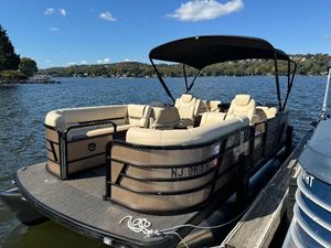 Godfrey SWEETWATER 2186 SB 2023 Godfrey SWEETWATER 2186 SB pontoon boat docked on a sunny lake.