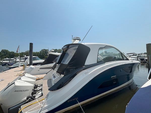 Sea Ray Sundancer 370 Outboard 2023 Sea Ray Sundancer 370 OB docked, featuring sleek design and powerful Mercury outboard engines.