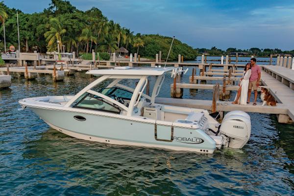 Robalo R257 Dual Console 2025 Robalo R257 Dual Console boat docked in a scenic marina setting.