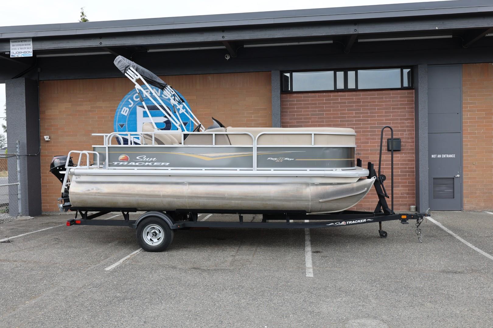 2022 Sun Tracker Party Barge 18 DLX