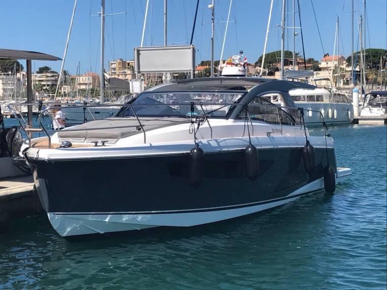 2017 Sealine S330