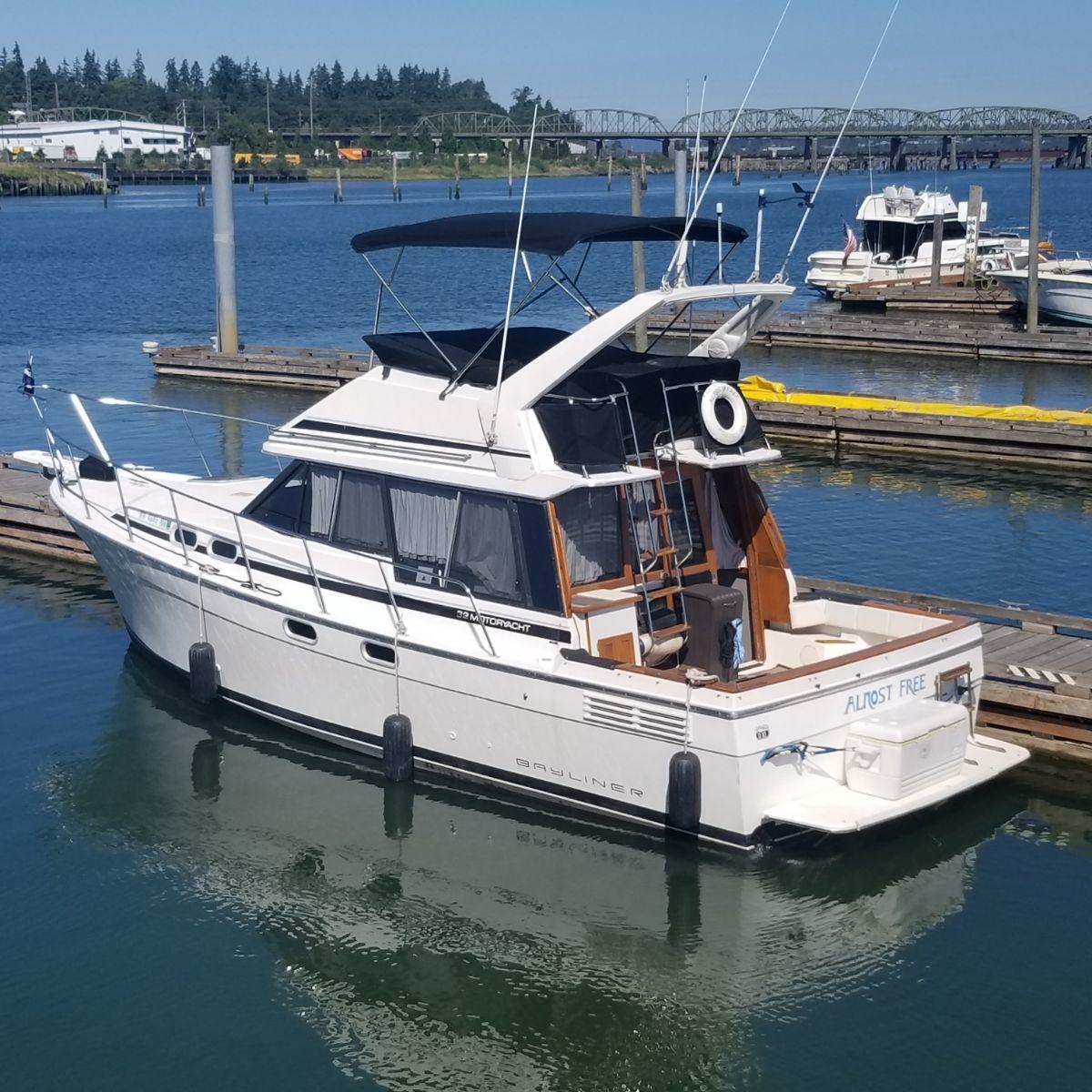 bayliner motor yacht