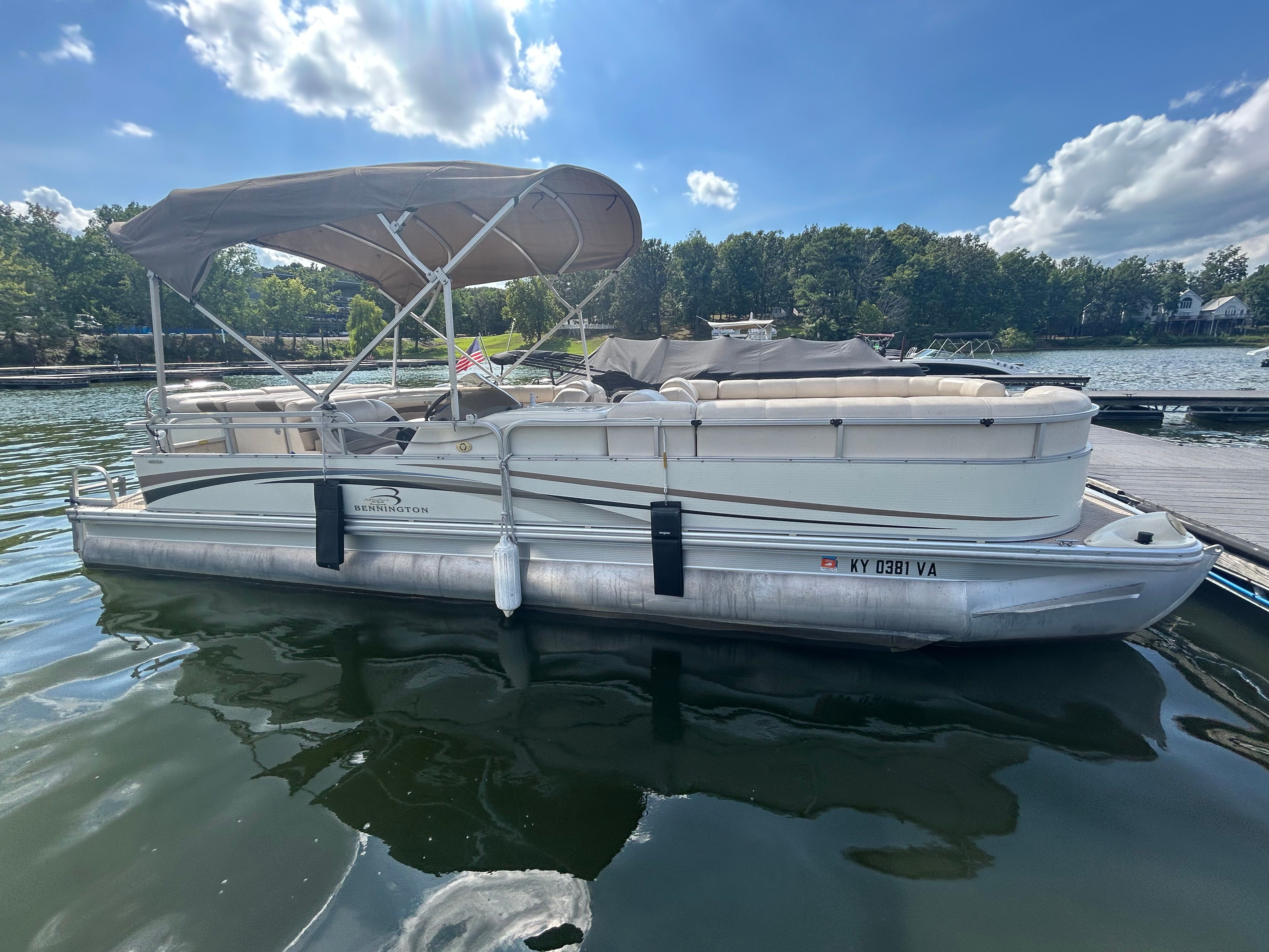 Bennington 2575 RLX 2002 Bennington 2575 RLX pontoon boat docked on a sunny day.