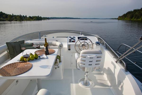 Helmsman Trawlers 43E Pilothouse Flybridge