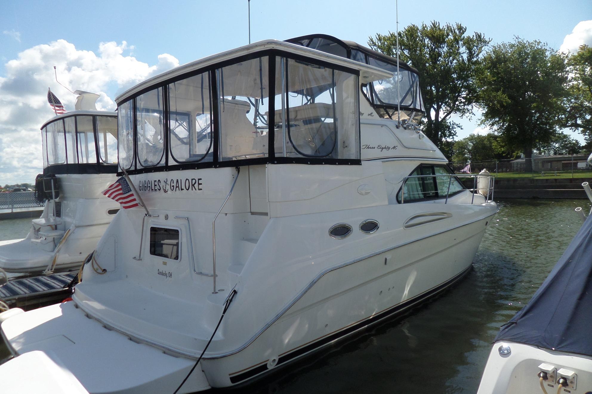 Sea Ray 380 Aft Cabin 2000 Sea Ray 380 Aft Cabin yacht docked, featuring enclosed upper deck and American flag.