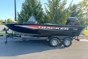 Tracker Targa V-19 Combo 2026 Tracker Targa V-19 Combo boat on trailer, parked outdoors.