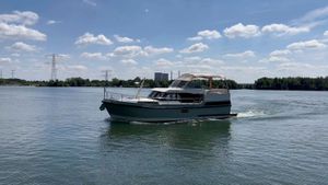 Linssen Linssen 35 SL AC Linssen 35 SL AC 2021 cruising on a sunny lake with blue skies.