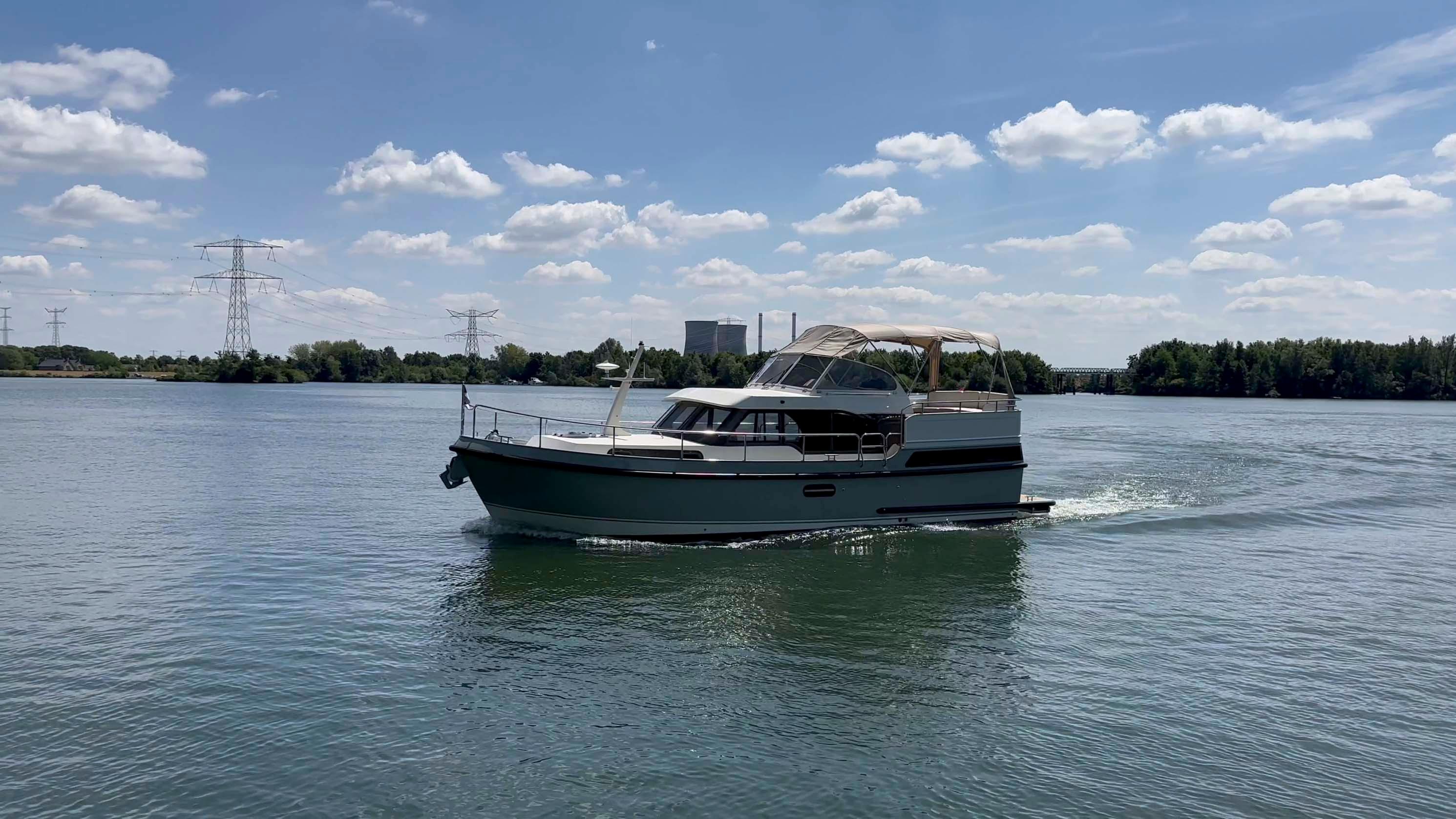 Linssen Linssen 35 SL AC Linssen 35 SL AC 2021 cruising on a sunny lake with blue skies.