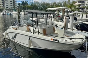 Beneteau Flyer 7 SPACEdeck 2024 Beneteau Flyer 7 SPACEdeck boat docked in a marina.