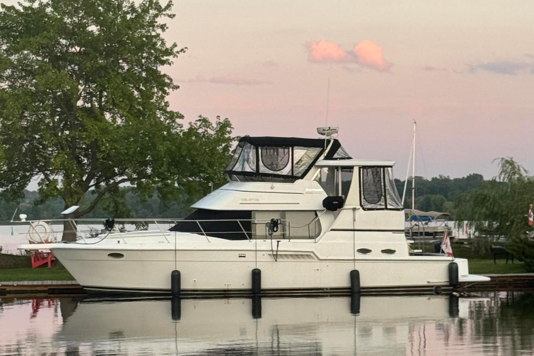 2000 Carver 404 Cockpit Motor Yacht