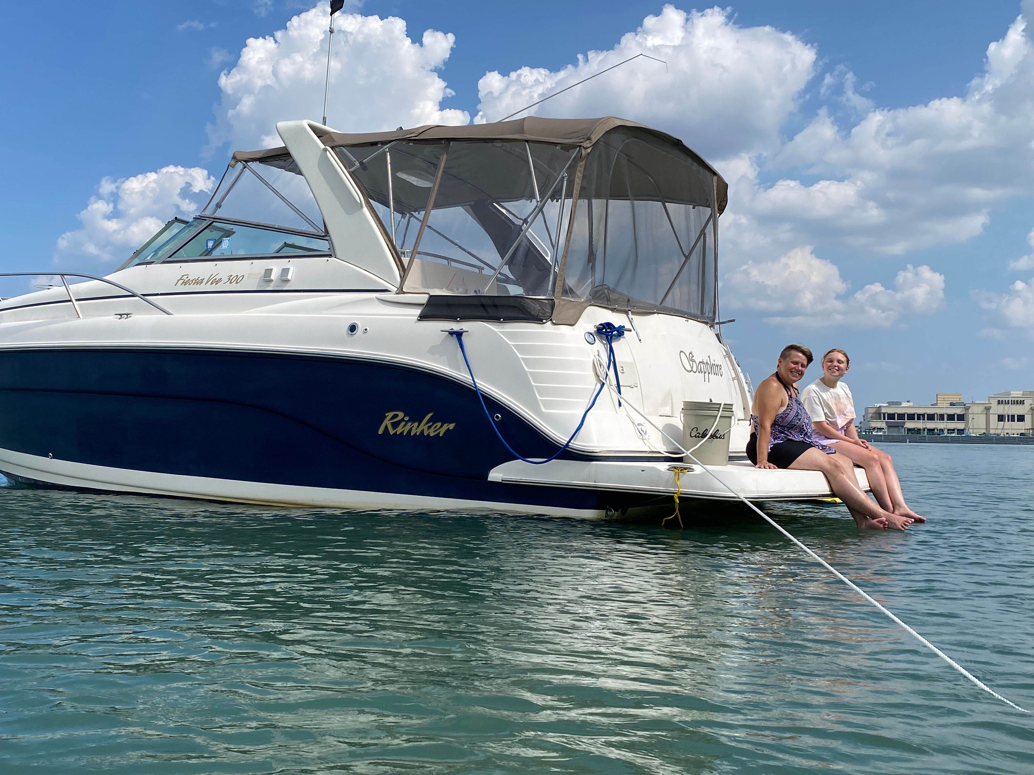 2005 Rinker Fiesta Vee 300