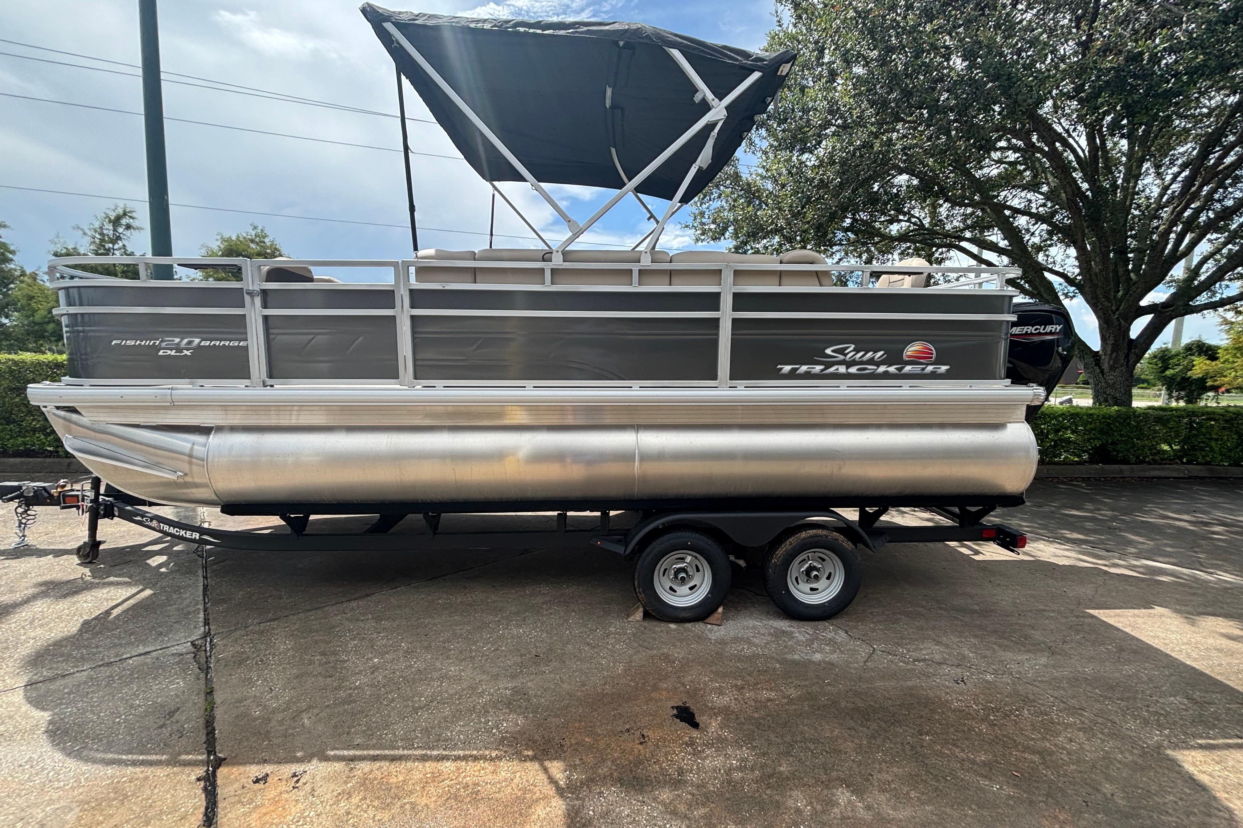 2025 Sun Tracker Fishin' Barge 20 DLX