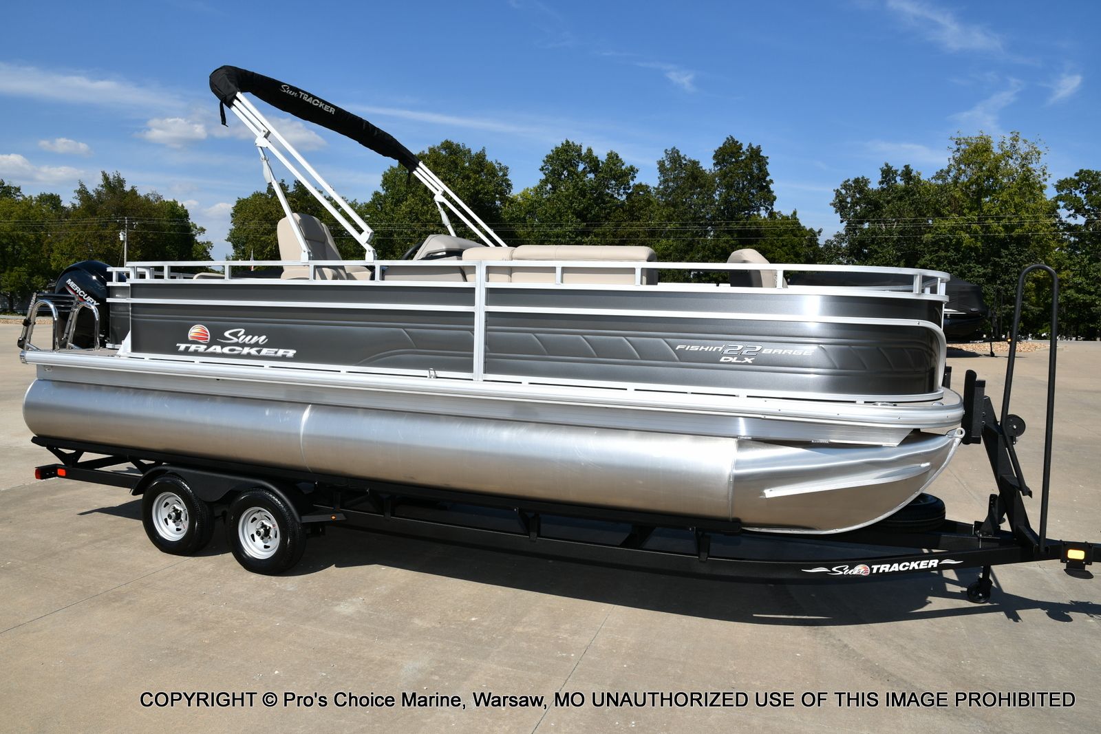 2025 Sun Tracker FISHIN' BARGE 22 DLX w/150HP Mercury 4 Stroke