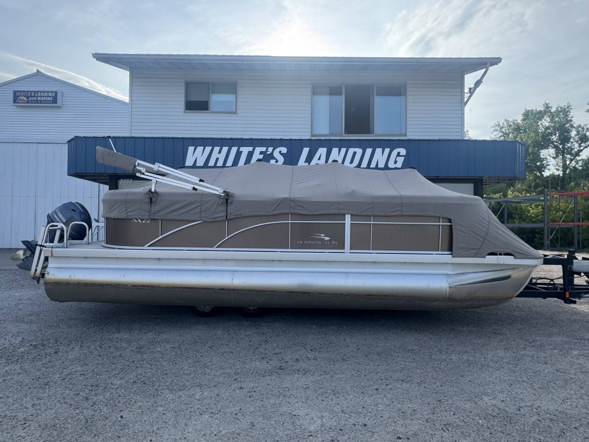 Bennington 22 SSRX 2017 Bennington 22 SSRX pontoon boat covered at White's Landing.