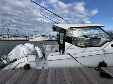 2023 Boston Whaler 325 Conquest