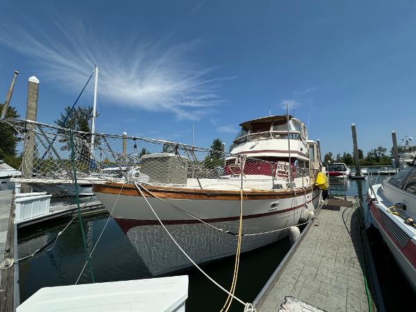 President 41 Double Cabin 1985 President 41 Double Cabin yacht docked at marina under clear blue sky.