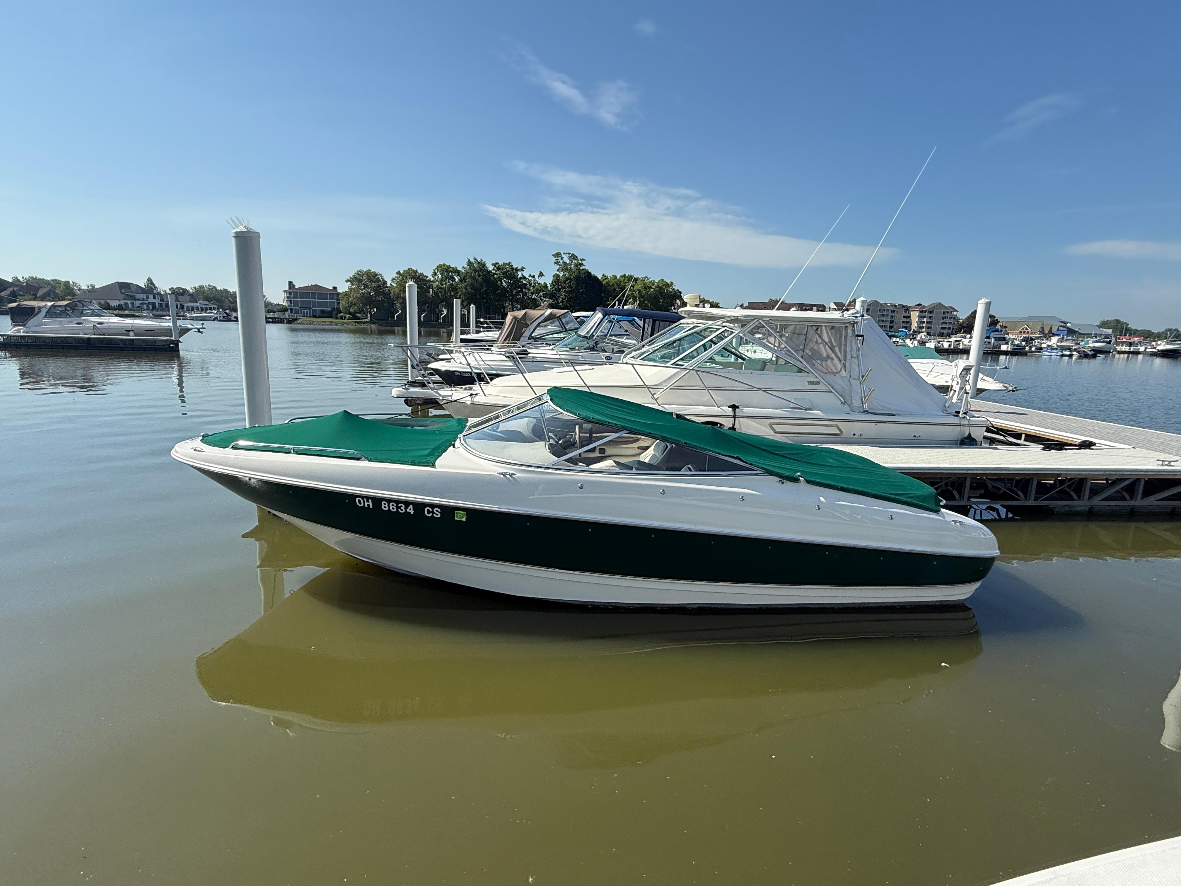 Bayliner 2350 Capri SS 1999 Bayliner 2350 Capri SS boat docked at marina under clear blue sky.