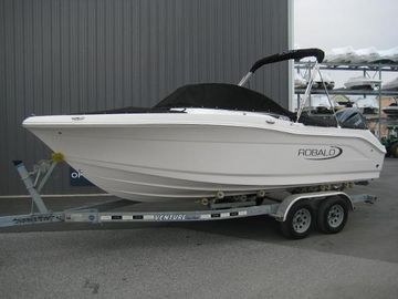2025 Robalo R207 Dual Console
