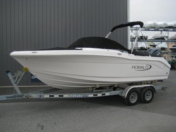 Robalo R207 Dual Console 2025 Robalo R207 Dual Console boat on trailer, side view.