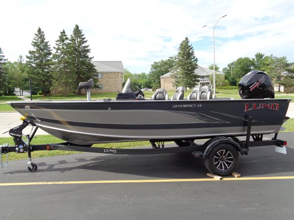Lund 1875 Impact XS SS 2024 Lund 1875 Impact XS SS boat on trailer, parked outdoors.