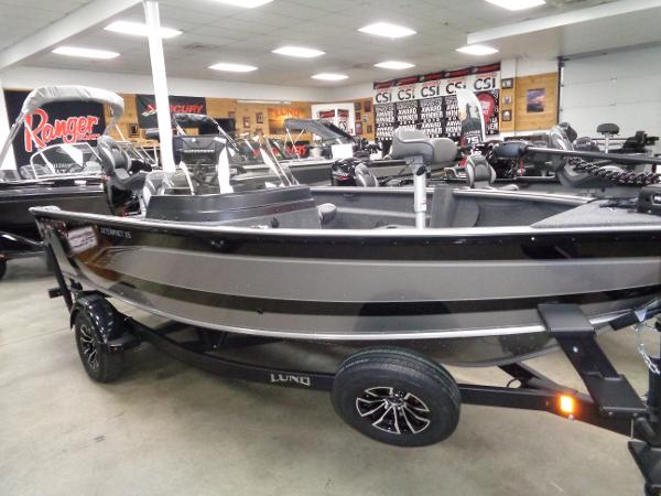 Lund 1875 Impact XS SS 2024 Lund 1875 Impact XS SS fishing boat in showroom.