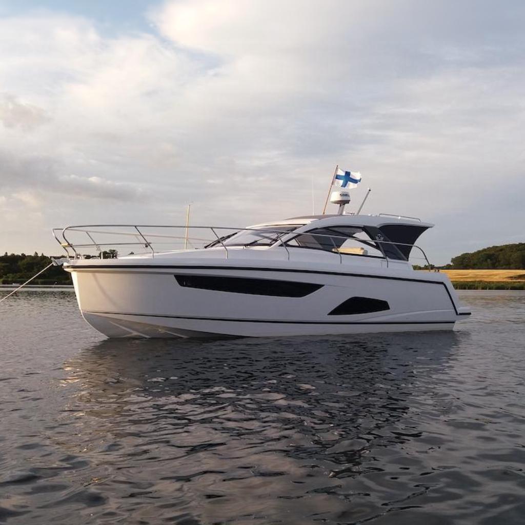 2017 Sealine S330
