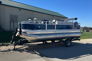 Sun Tracker Bass Buggy 18 DLX 2026 Sun Tracker Bass Buggy 18 DLX pontoon boat on trailer, parked outdoors.