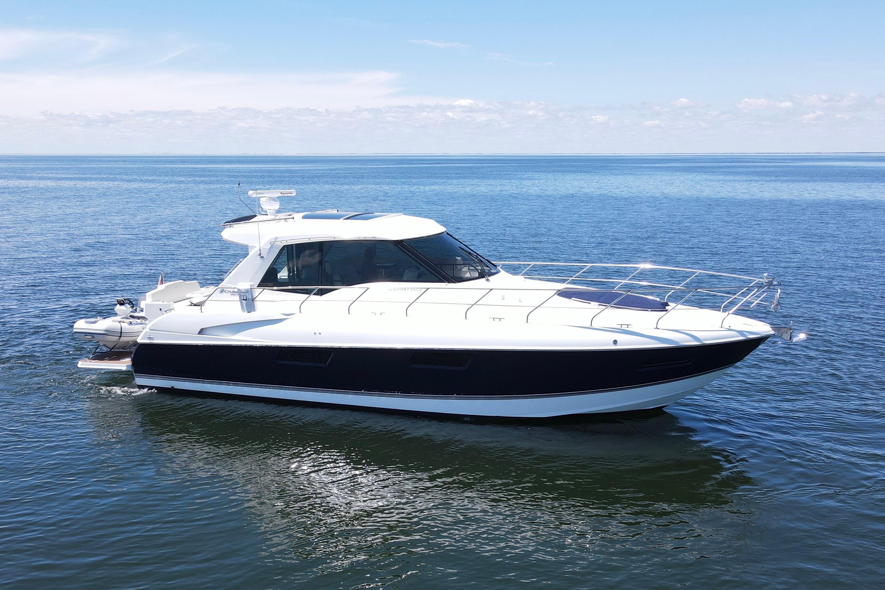 2012 Cruisers Yachts 48 Cantius