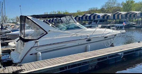 Maxum 3000 SCR 1998 Maxum 3000 SCR boat docked at marina under clear blue sky.