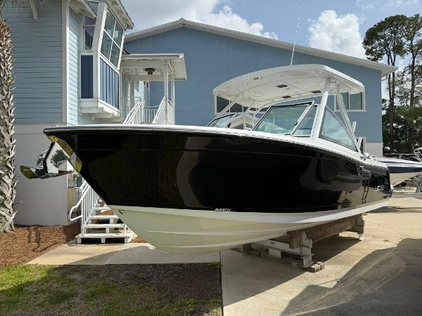Blackfin 252 DC 2023 Blackfin 252 DC boat displayed outdoors near a modern building.