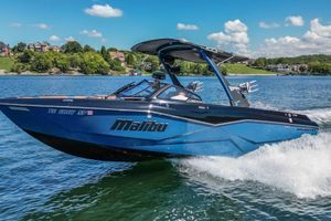 Malibu Wakesetter 25 LSV 2022 Malibu Wakesetter 25 LSV boat cruising on a scenic lake.