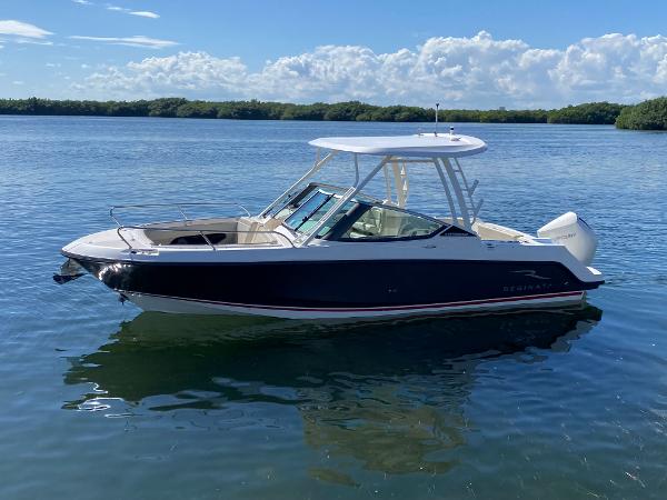 2022 Boston Whaler 240 Vantage