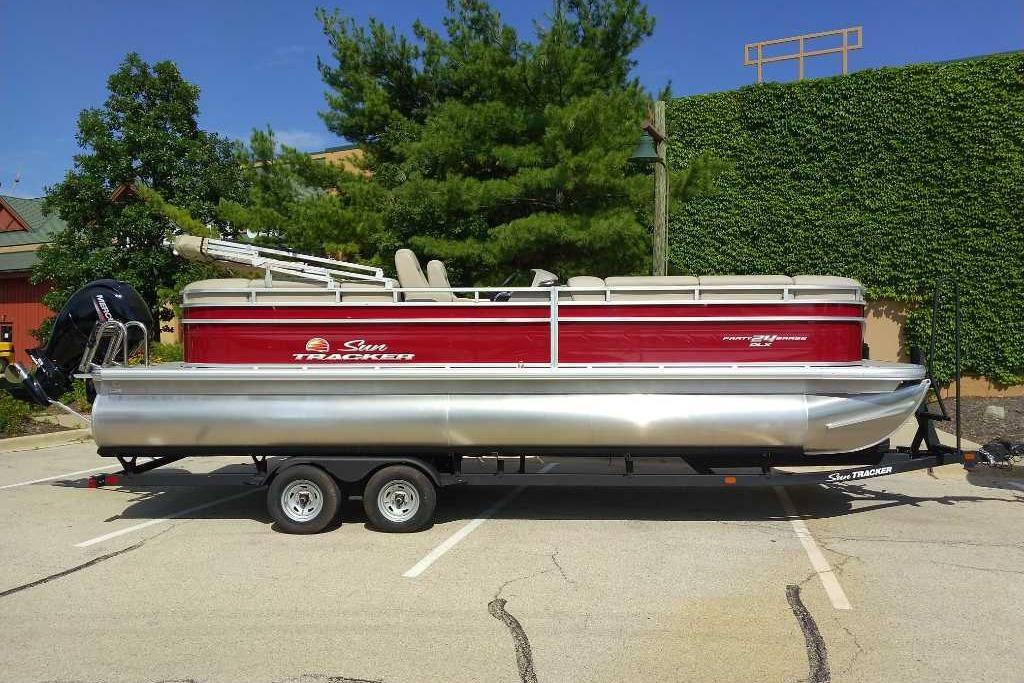 2025 Sun Tracker Party Barge 24 DLX
