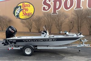 Tracker Bass Tracker Classic CC 2026 Tracker Bass Tracker Classic CC boat at Bass Pro Shops display.