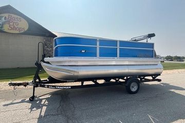 2026 Sun Tracker Party Barge 16 DLX