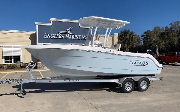 Robalo R222 Center Console