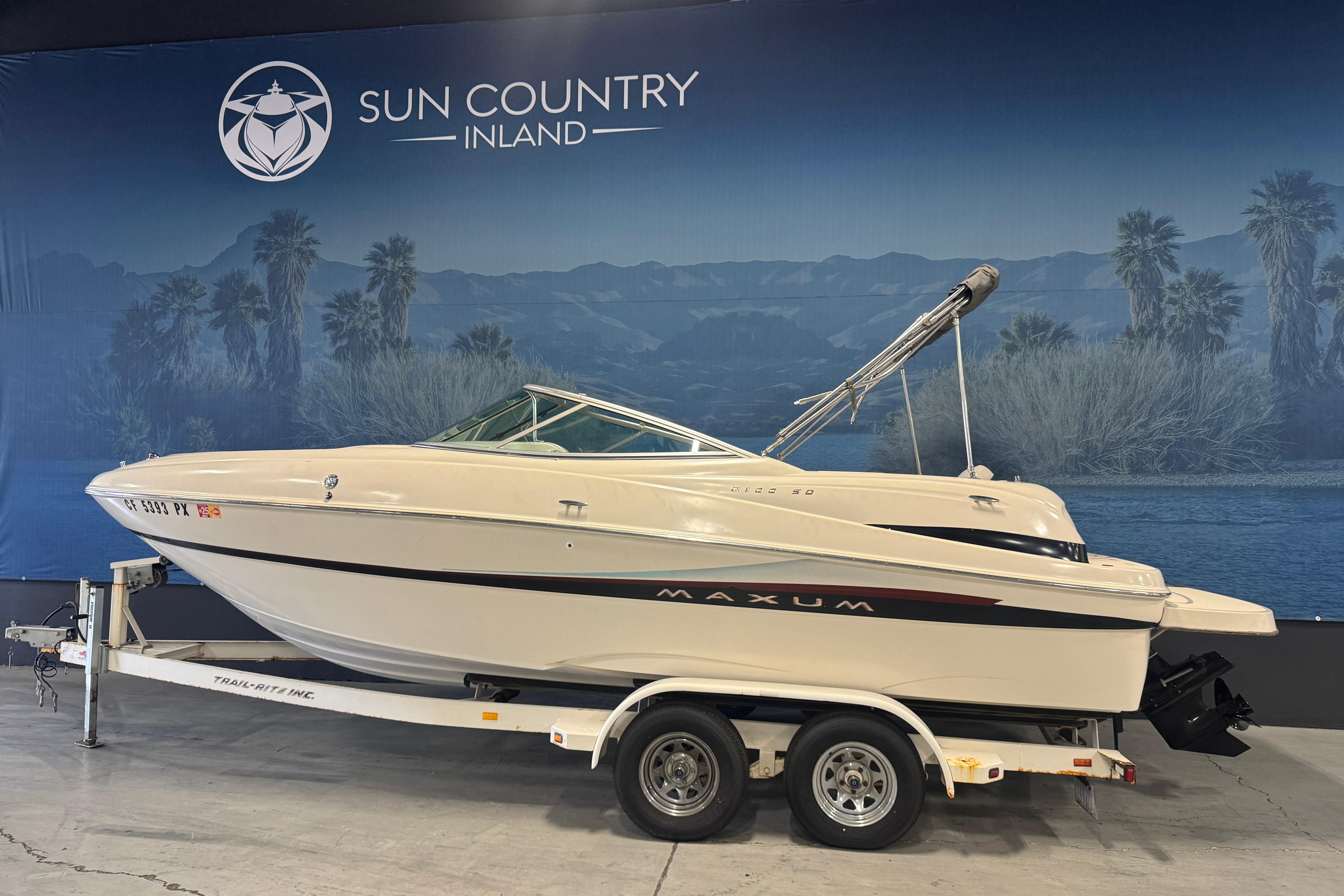 Maxum 2100 SD 2002 Maxum 2100 SD boat on trailer at Sun Country Inland showroom.