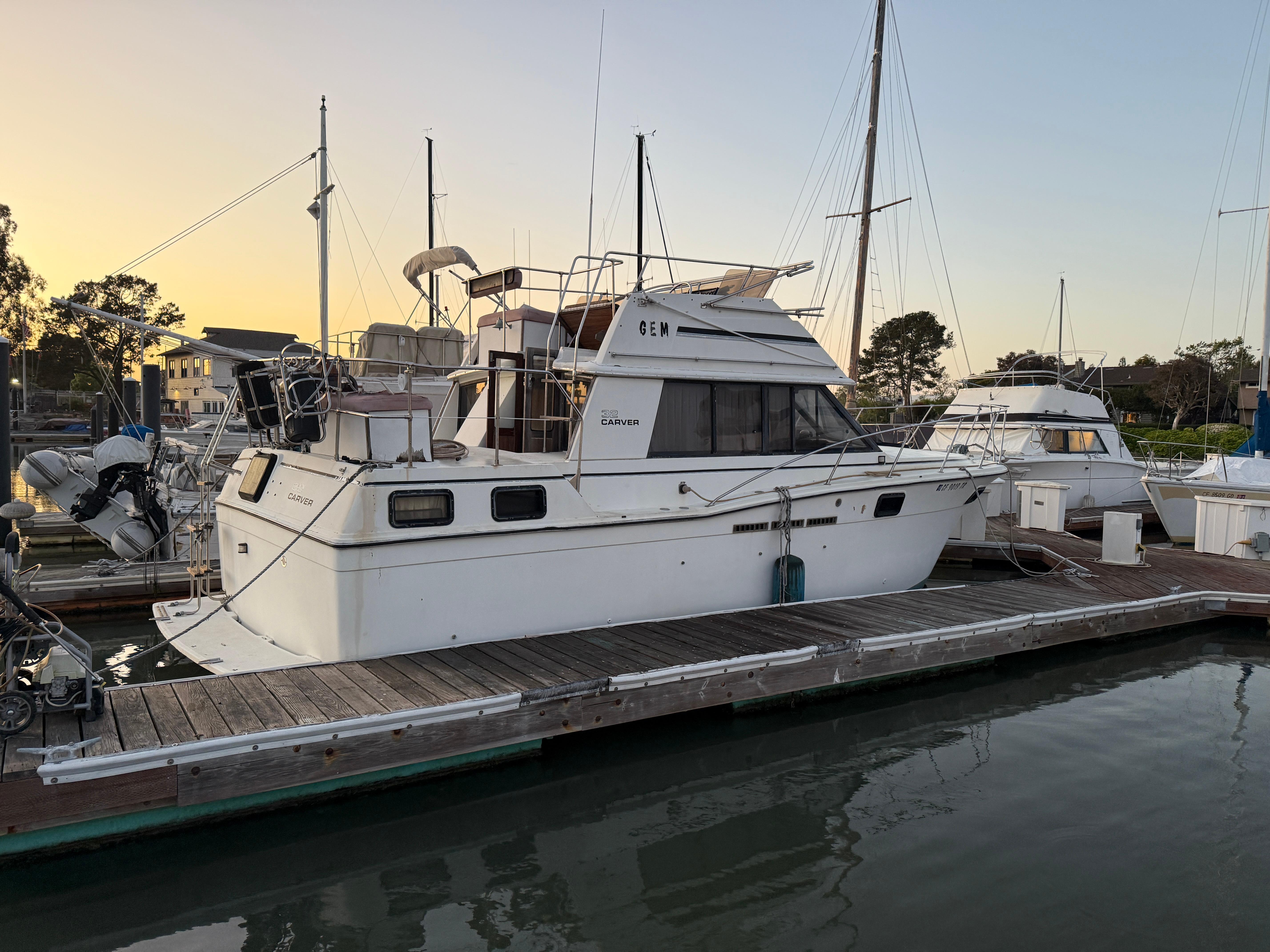 1983 Carver Aft Cabin 3207